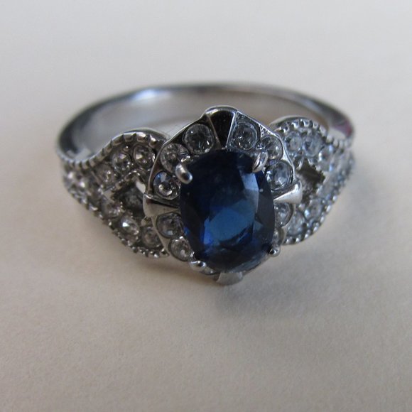 TUSK TK316 Stainless Steel Ring Blue Oval Glass Solitaire Clear Chatons Size 5 - Picture 2 of 7